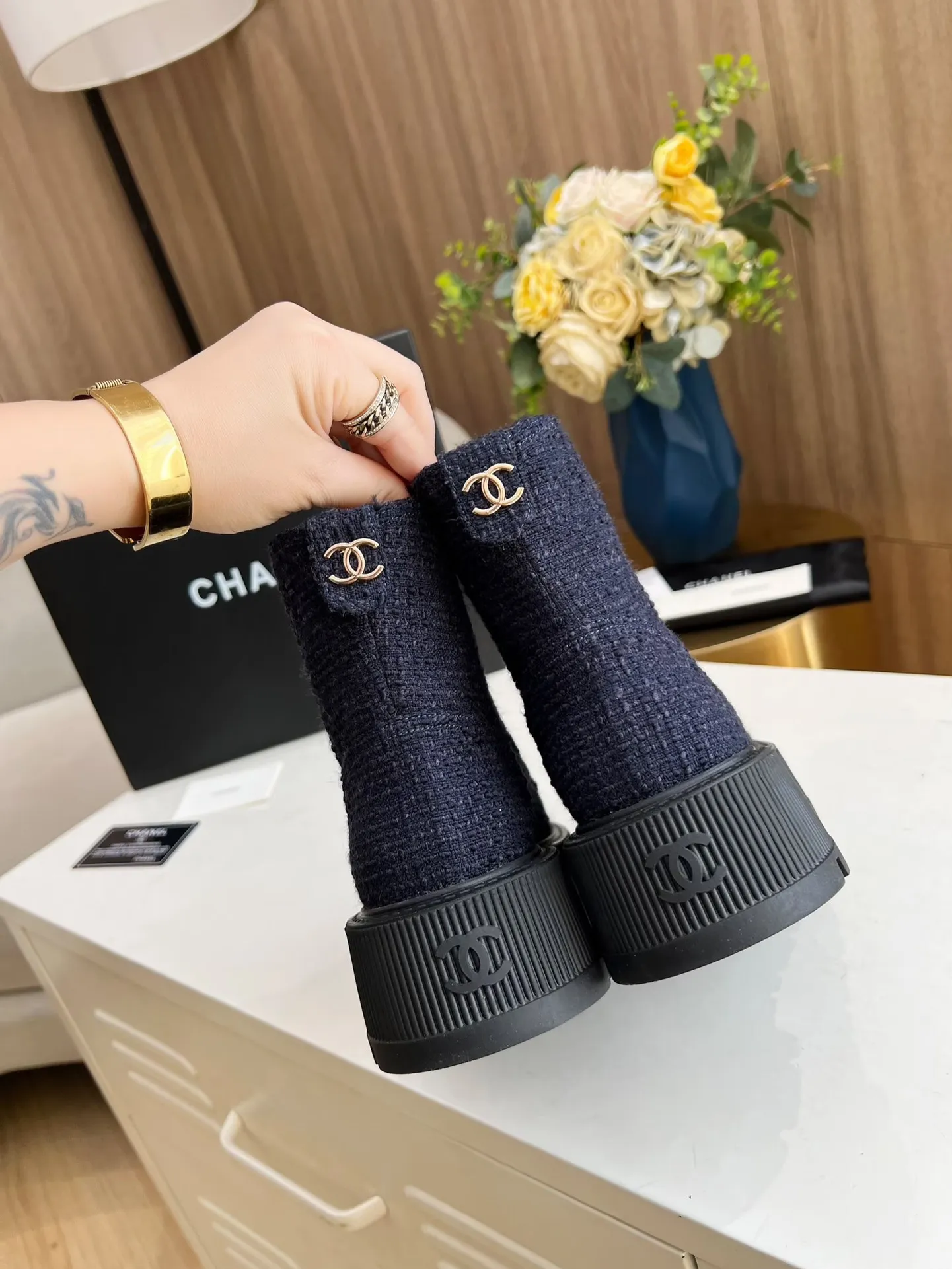 👟👟Ex-factory price 560👟👟 The original model of the new autumn and winter Chanel ankle boots✅ The strap design is super easy to put on and take off, the toe logo is electro-embroidered, the tongue is also a metal brand logo, fabric: special material, lining/foot pads: cow lining, ultra-light rubber non-slip and wear-resistant outsole, color: black, white, blue, code number: 34-41 (34, 41 need to be customized) Packaging: cloth bag card